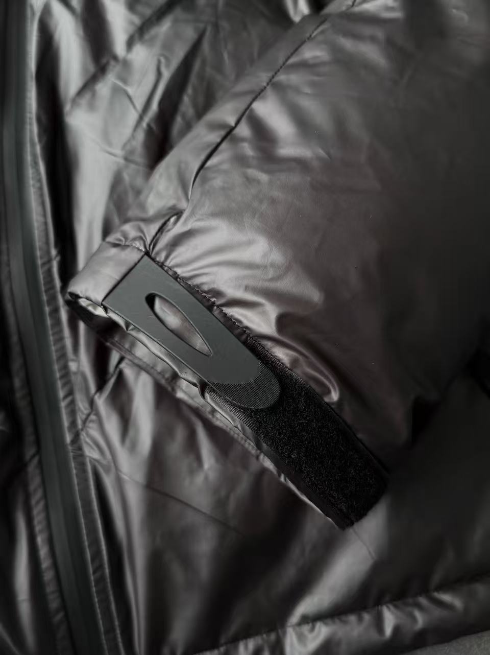 “Dissipate” HEAT REACTIVE PUFFER - Tungsten Steel Black (Pre-sale Price Time-limited )