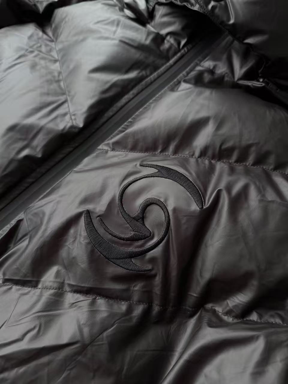 “Dissipate” HEAT REACTIVE PUFFER - Tungsten Steel Black (Pre-sale Price Time-limited )